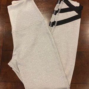 VEUC beyond Yoga crop leggings size xs lattice